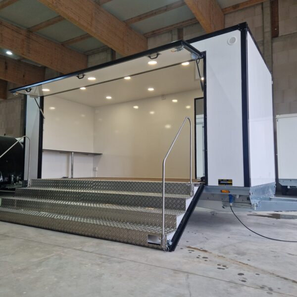 Event Trailer Bühne Schowroom 610x220x220cm 230V Licht Tür + Treppenzugang 2000kg