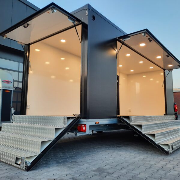 Event Trailer Bühne Schowroom 610x220x220cm black 230V Licht Tür 2 fach Treppen 13″ 2700kg